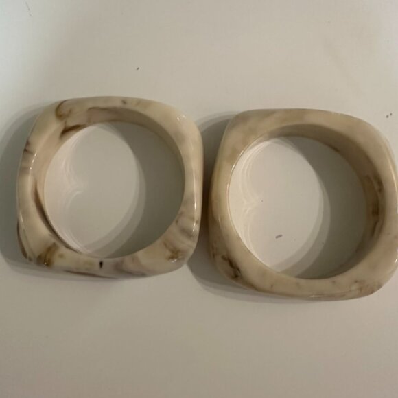 Blocky Cream Caramel Lucite Bangle Bracelets - Set of 2 NWOT - Picture 3 of 4